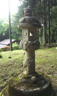 Steinlaterne am Zugang zum Monjudo, Haraichiba (Hanno-shi, Saitama-ken, Japan)